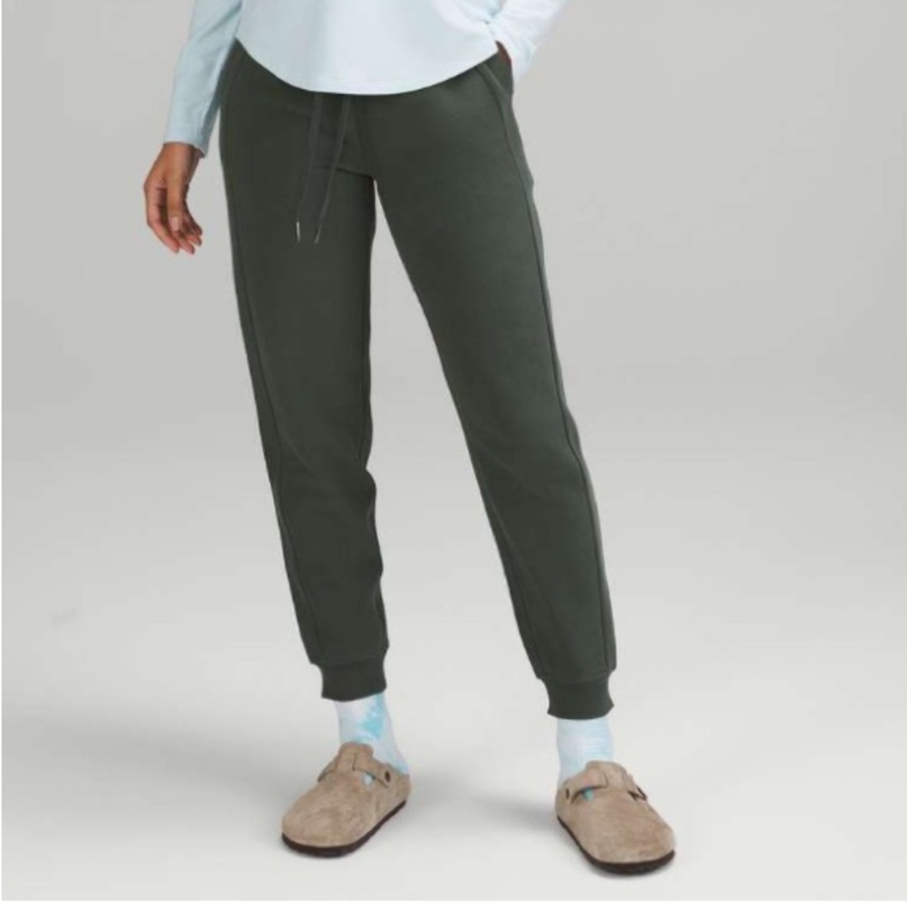 Like new! Lululemon Scuba High-Rise Jogger
*Full Length
Smoked Spruce